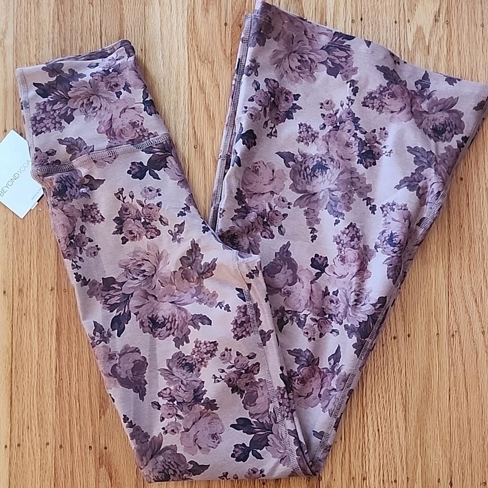 BNWT Beyond Yoga Floral Leggings